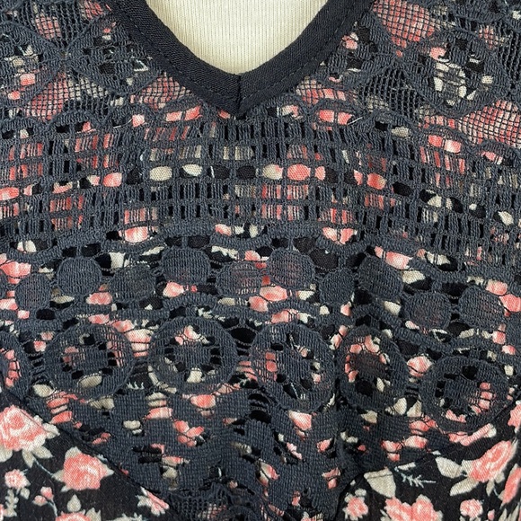 NWT Band of Gypsies Floral Cross Back Crochet Flowy Tank - Size Large (Girls) - Picture 8 of 12